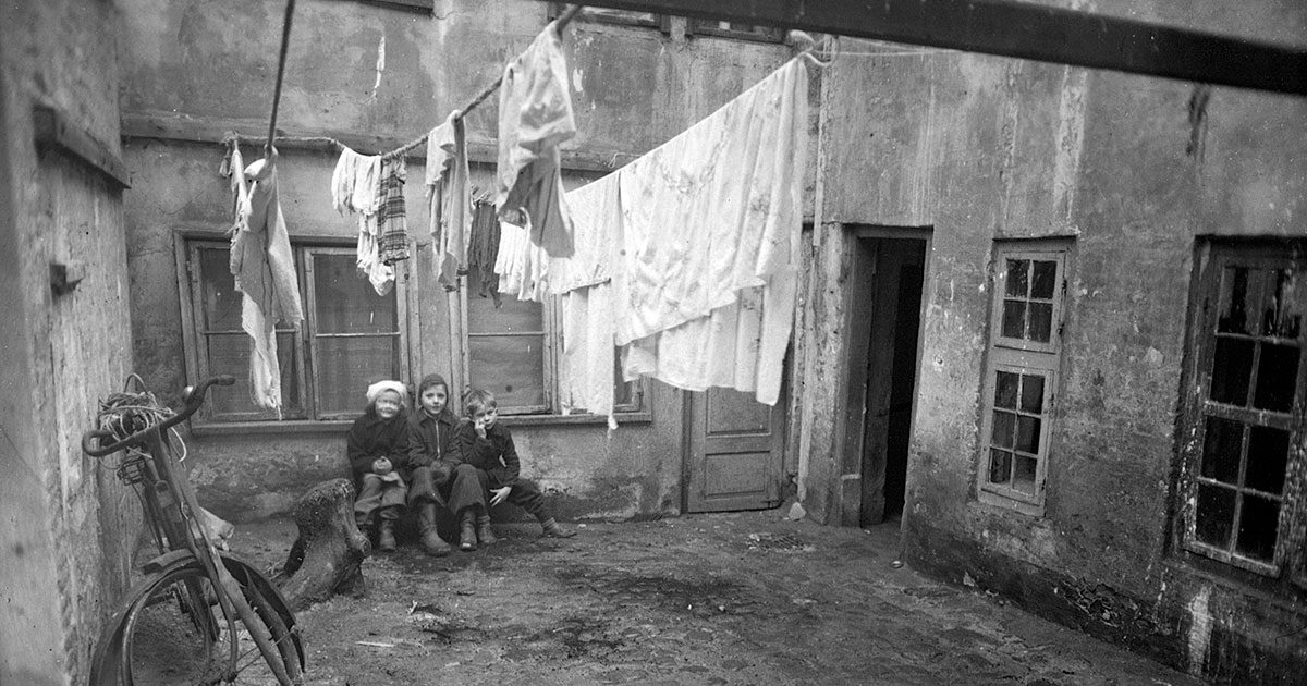 Baggård 1945 med vasketøj og cykel