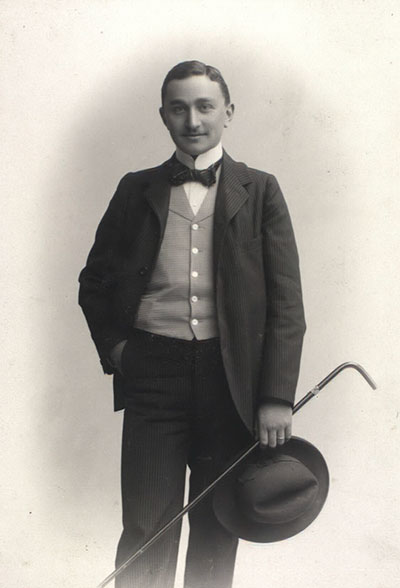 Portræt af stående Emil Glückstadt