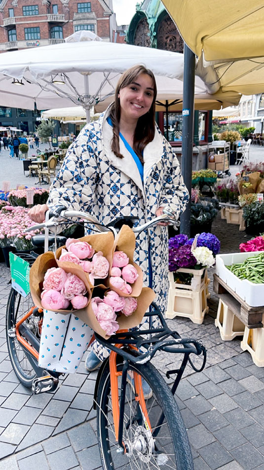 Ukrainsk kvinde med cykel i København