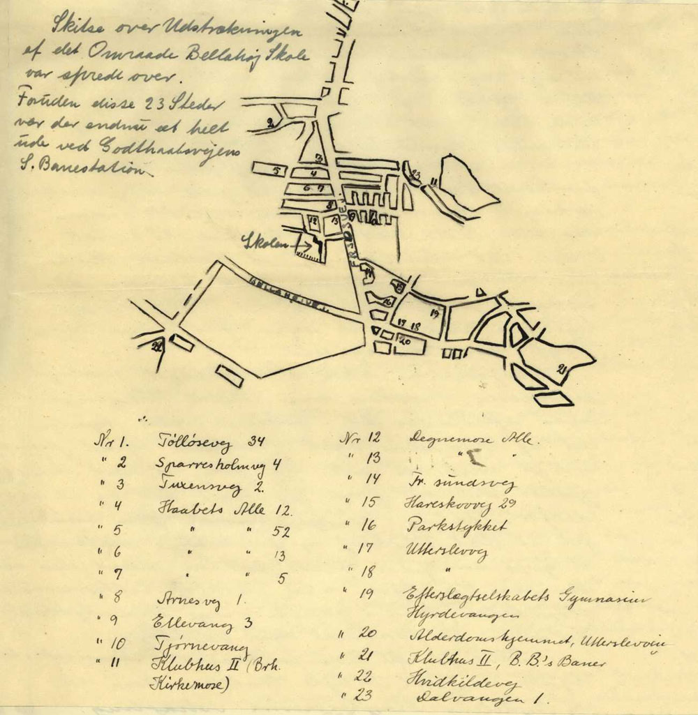 Håndtegnet kort over området omkring Bellahøj Skole med nummerering af 23 lokationer fordelt på kortet. Tekst: "Skitse over udstrækningen af det område Bellahøj Skole var spredt over. Foruden disse 23 steder var der endnu et helt ude ved Godthåbsvejens S-banestation.