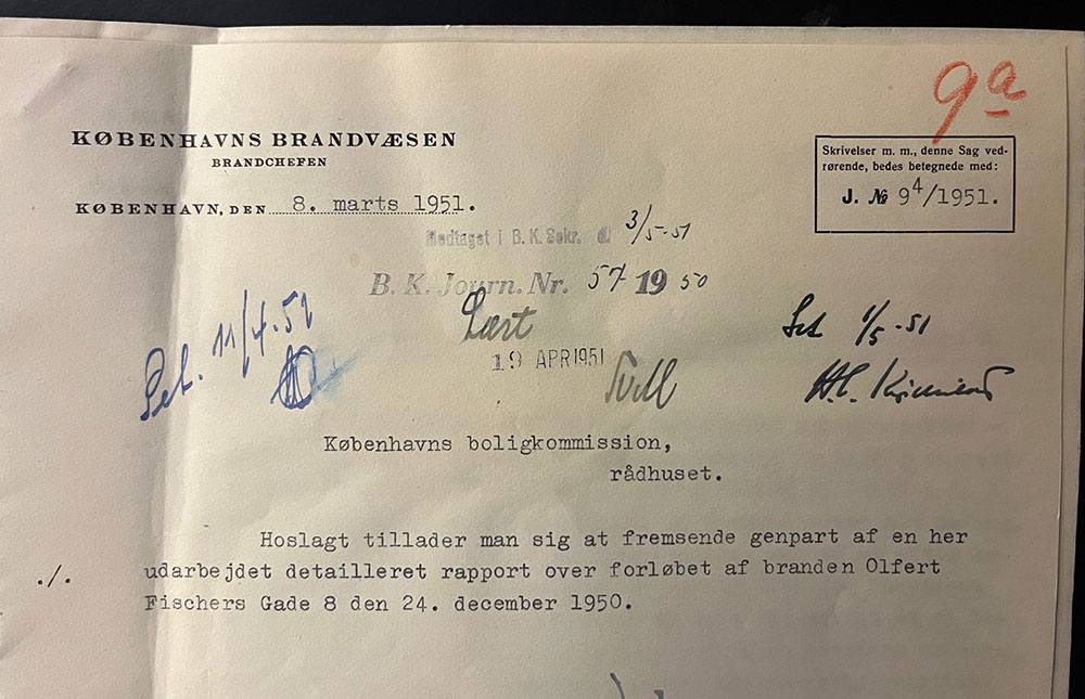 Tekst på dokument: Københavns Brandvæsen. Brandchefen. København den 8. marts 1951. København boligkommission, rådhuset. Hoslagt tillader man sig at fremsende genpart af en her udarbejdet detailleret rapport over forløbet af branden Olfert Fischers Gade 8 den 24. december 1950.