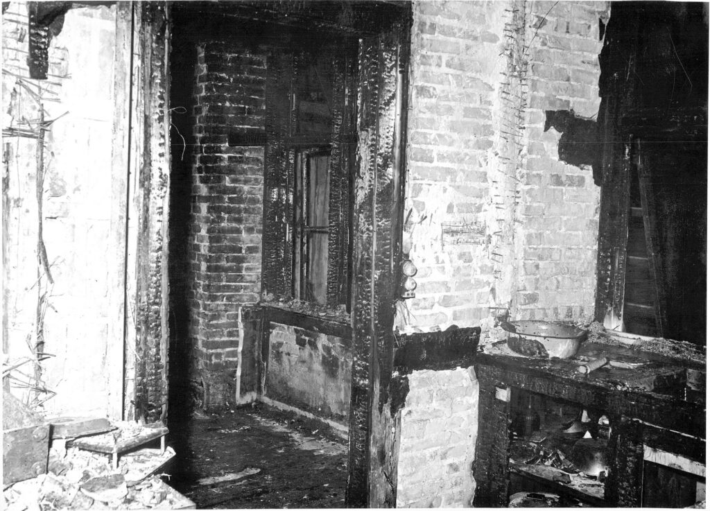 Foto af gårdværelse og køkken.