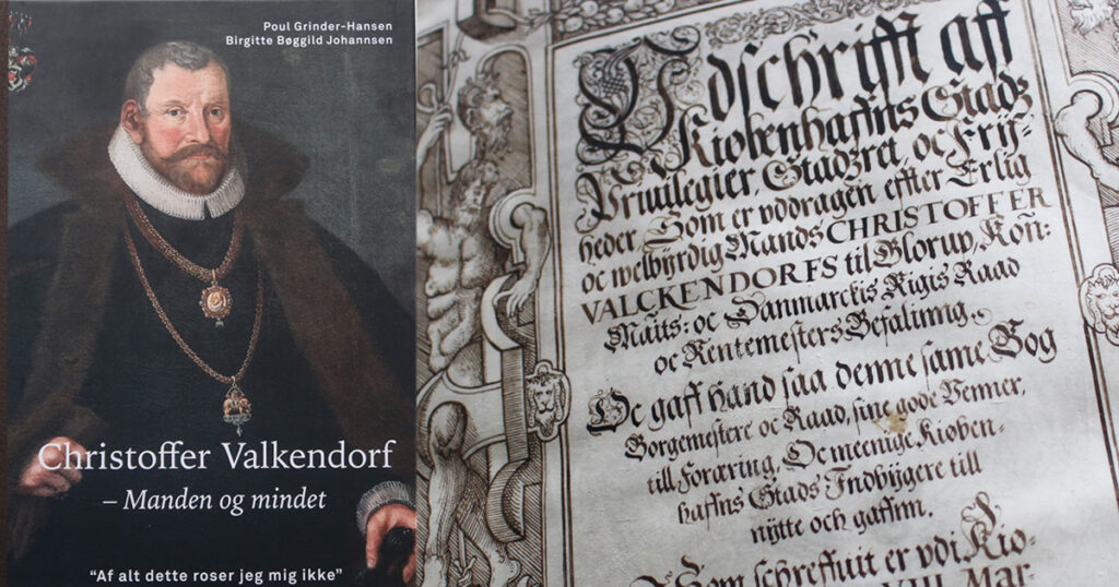 Todelt billede. Til venstre ses en bogforside med et malet portræt af en mand i pels, høj krave og to ordenskæder. Teksten på bogen: "Poul Grinder-Hansen, Birgitte Bøggild Johannsen. Christoffer Valkendorf - Manden og mindet. Citat 'Af alt dette roser jeg mig ikke'." Til højre ses et foto af et udsnit af et titelblad skrevet med gotisk.