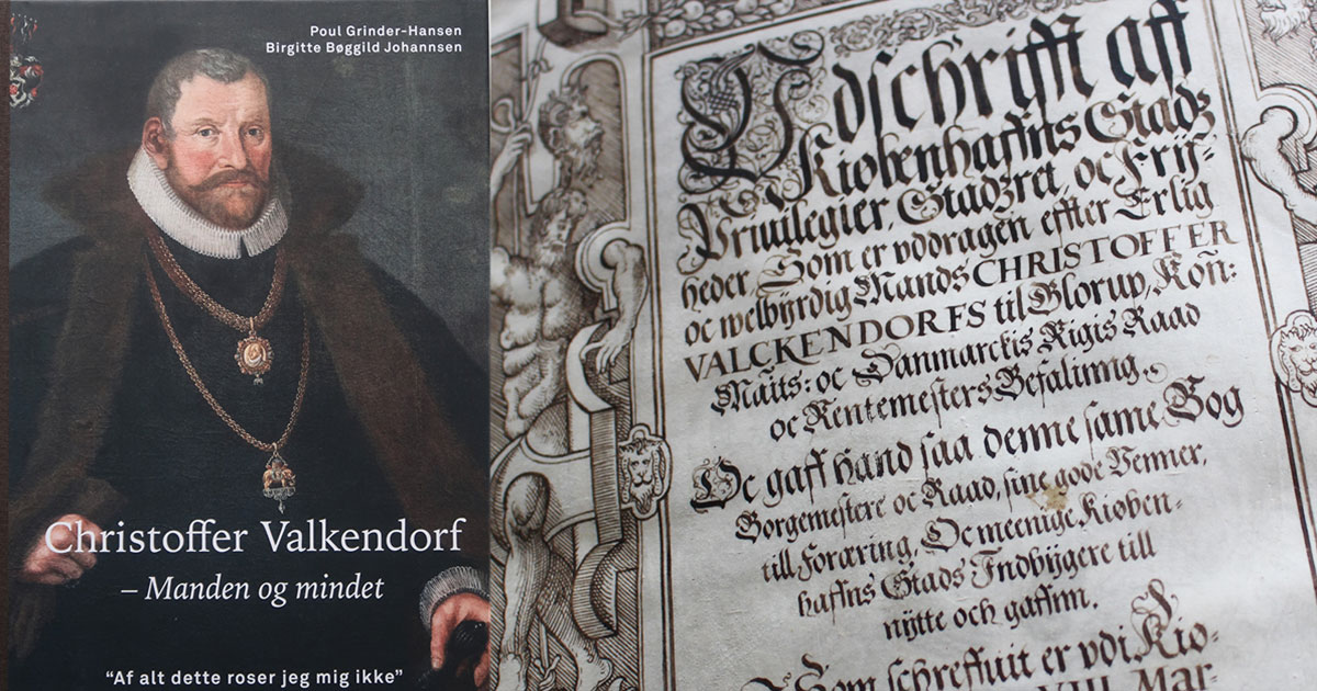 Todelt billede. Til venstre ses en bogforside med et malet portræt af en mand i pels, høj krave og to ordenskæder. Teksten på bogen: "Poul Grinder-Hansen, Birgitte Bøggild Johannsen. Christoffer Valkendorf - Manden og mindet. Citat 'Af alt dette roser jeg mig ikke'." Til højre ses et foto af et udsnit af et titelblad skrevet med gotisk.