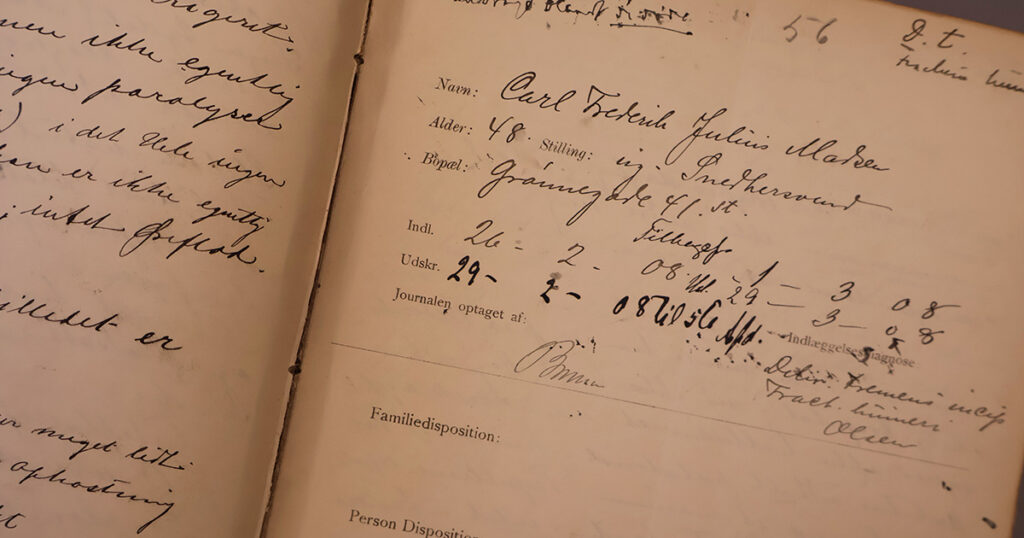 Udsnit af en journal. Siden har følgende overskrifter: "Navn", "Alder", "Stilling", "Bopæl", "Indl.", Udskr.", "Journalen optaget af", "Indlæggelsesdiagnose", "Familiedisposition" og "Person disposition". Journalen er udfyldt med håndskrift, der ikke er læsbar.