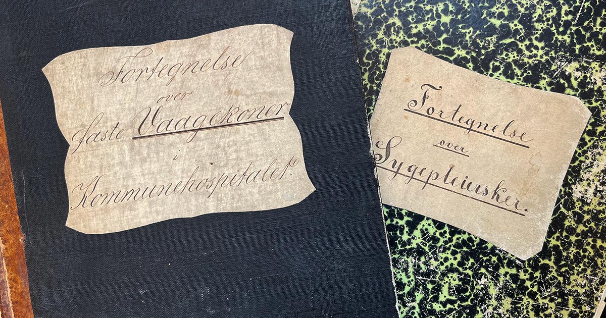 Udsnit af forsiden på to bøger. Titlerne er skrevet i hånden: "Fortegnelse over faste vågekoner i Kommunehospitalet" og "Fortegnelse over sygeplejersker".